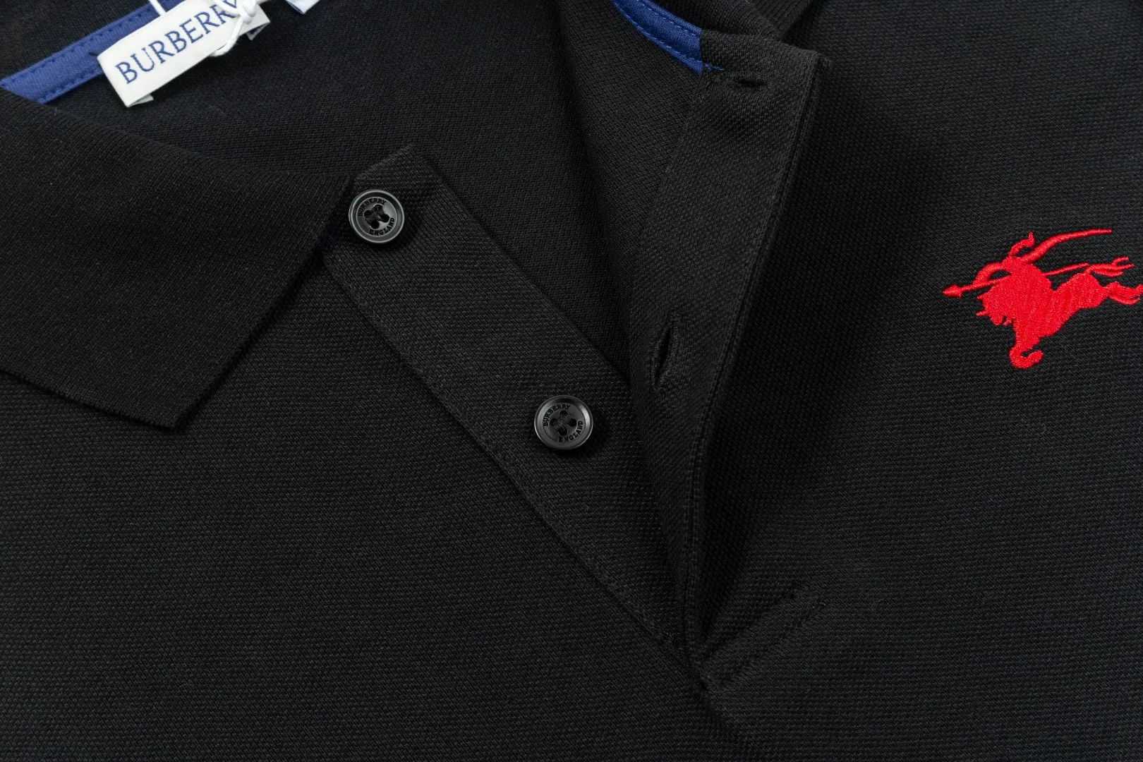 ：BURBERRY ： ：230 ：Black White Blue Size：M-XXL 1：1 LOGO Premium Polo ， ， 。 （EKD） ， 。 Burberry Classic Series， 。 – – （EKD） – 100% – ：100% ；100% – ： – ​
